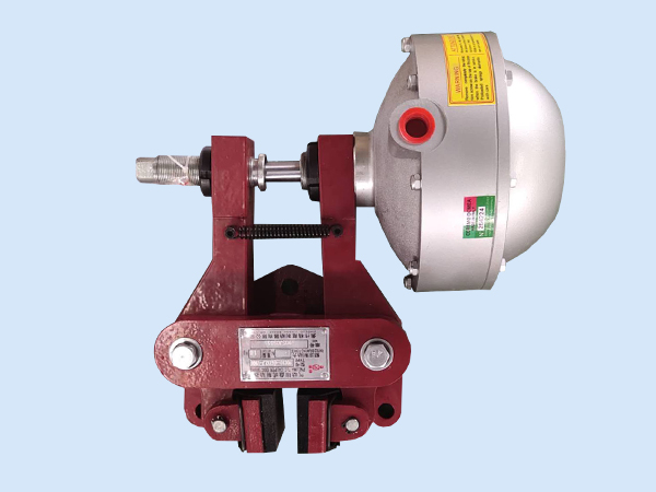 2、圖二為QDE常閉式鉗盤式制動器，比較常用在較大扭矩的剎車，如鋼材加工設(shè)備等；